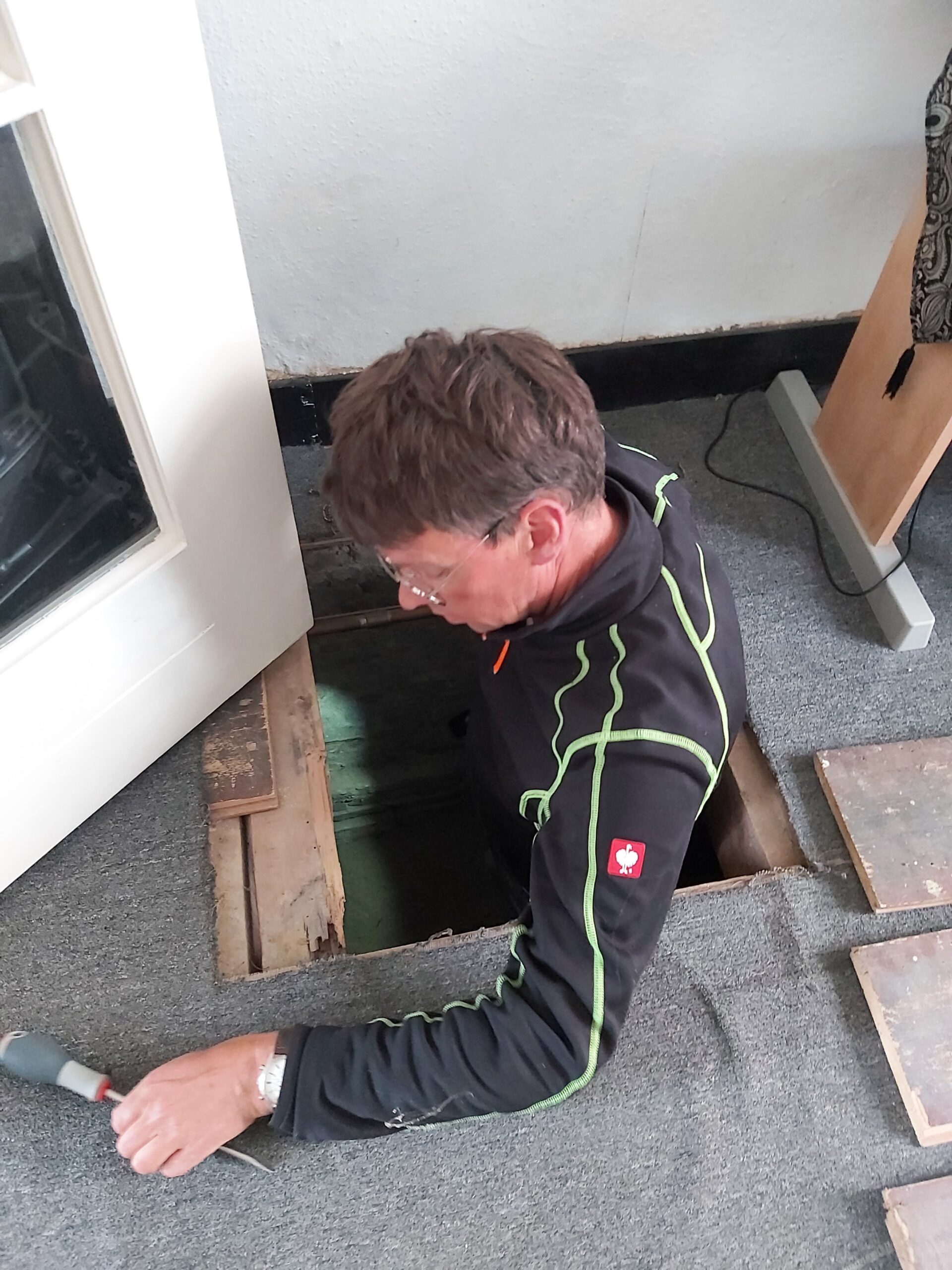 kruipruimte inspectie als onderdeel van een bouwkundige keuring - Tom Bartelds objectieve bouwkundige keurder - Biljoenkeur - 06 455 600 68 - mail@biljoenkeur.nl - Bouwkundige keuring met rapport - Meeloopkeuring zonder rapport - dakinspectie - Kruipruimte-vloerinspectie - Indien toegankelijk is het raadzaam voor aankoop of verbouwing deze ruimte te (laten) onderzoeken -