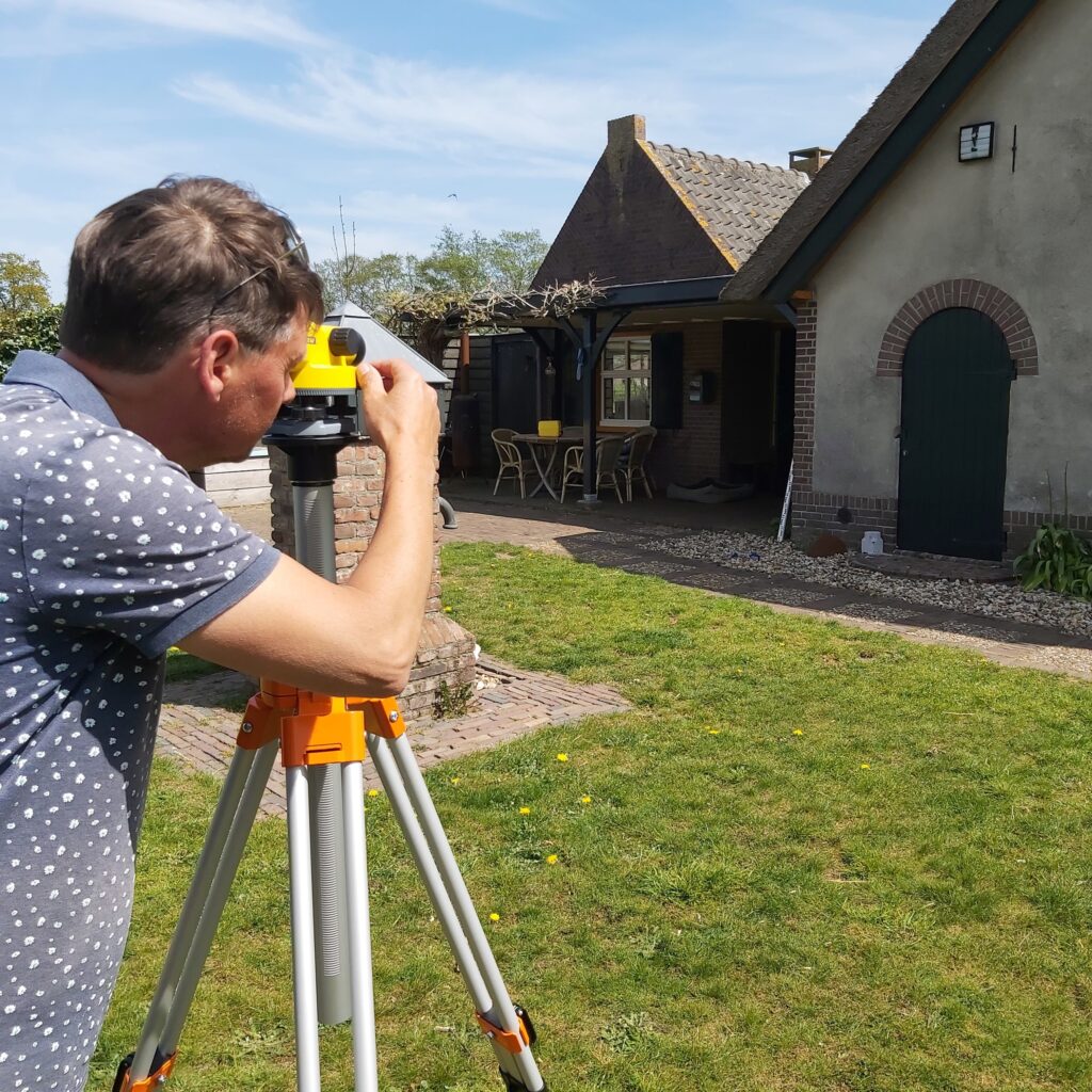 Tom Bartelds BiljoenKeur verzorgt een Bouwkundige Keuring - Tom Bartelds objectieve bouwkundige keurder - Biljoenkeur - 06 455 600 68 - mail@biljoenkeur.nl - Bouwkundige keuring met rapport - Meeloopkeuring zonder rapport - dakinspectie - Kruipruimte-vloerinspectie - Indien toegankelijk is het raadzaam voor aankoop of verbouwing deze ruimte te (laten) onderzoeken - Oplevering Werkzaamheden rapport - bovengronds funderingsonderzoek - historische woonhuizen en monumenten -