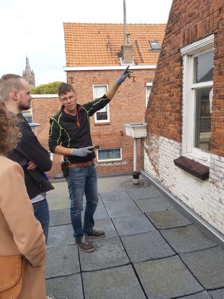 Tom Bartelds BiljoenKeur verzorgt een Bouwkundige Keuring - Tom Bartelds objectieve bouwkundige keurder - Biljoenkeur - 06 455 600 68 - mail@biljoenkeur.nl - Bouwkundige keuring met rapport - Meeloopkeuring zonder rapport - dakinspectie - Kruipruimte-vloerinspectie - Indien toegankelijk is het raadzaam voor aankoop of verbouwing deze ruimte te (laten) onderzoeken - Oplevering Werkzaamheden rapport - bovengronds funderingsonderzoek - historische woonhuizen en monumenten -