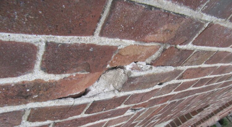 Tom Bartelds BiljoenKeur verzorgt een Bouwkundige Keuring - Tom Bartelds objectieve bouwkundige keurder - Biljoenkeur - 06 455 600 68 - mail@biljoenkeur.nl - Bouwkundige keuring met rapport - Meeloopkeuring zonder rapport - dakinspectie - Kruipruimte-vloerinspectie - Indien toegankelijk is het raadzaam voor aankoop of verbouwing deze ruimte te (laten) onderzoeken - Oplevering Werkzaamheden rapport - bovengronds funderingsonderzoek - historische woonhuizen en monumenten - Bouwkundige keuring: Een onmisbaar hulpmiddel bij bouwgeschillen - Schade aan monument voorkomen