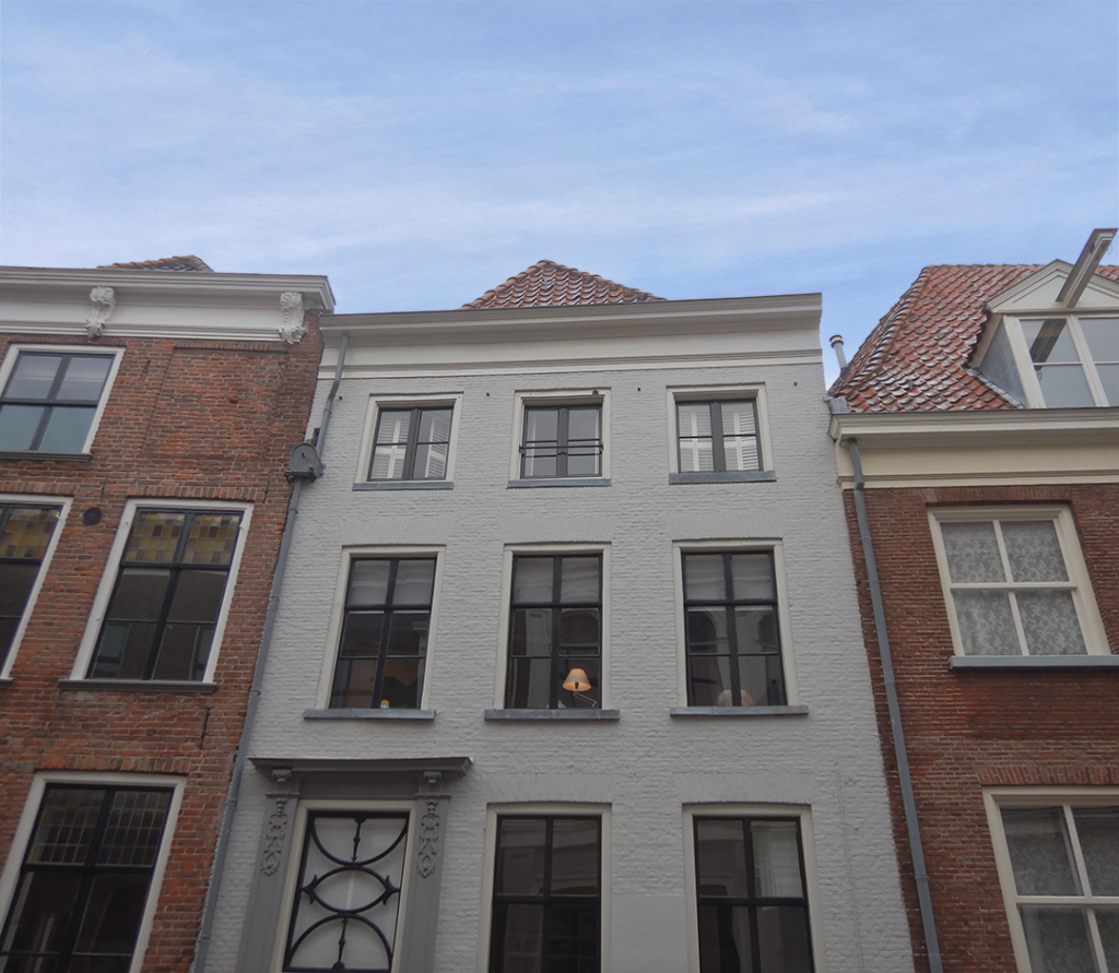 Tom Bartelds objectieve bouwkundige keurder - Biljoenkeur - 06 455 600 68 - mail@biljoenkeur.nl - Bouwkundige keuring met rapport - Meeloopkeuring zonder rapport - dakinspectie - Kruipruimte-vloerinspectie - Indien toegankelijk is het raadzaam voor aankoop of verbouwing deze ruimte te (laten) onderzoeken - Oplevering Werkzaamheden rapport - bovengronds funderingsonderzoek - historische woonhuizen en monumenten - Meerjaren Onderhouds Plan MJOP/VVE - nulmeting - monumenten bouwhistorische verkenning